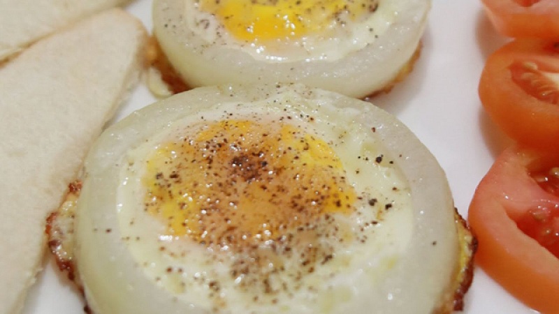 Eggs in onion rings