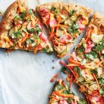 How to prepare a salad pizza?