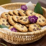 How to make chocolate cookies with pieces of almonds