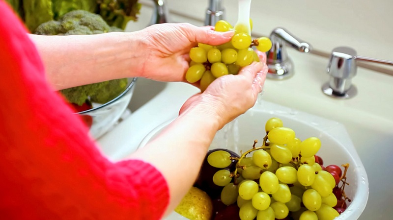 How to wash grapes